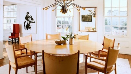 comedor madera y lampara sputnik