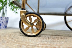 Camarera vintage antigua dorada