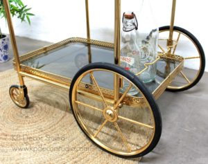 Mueble camarera dorada