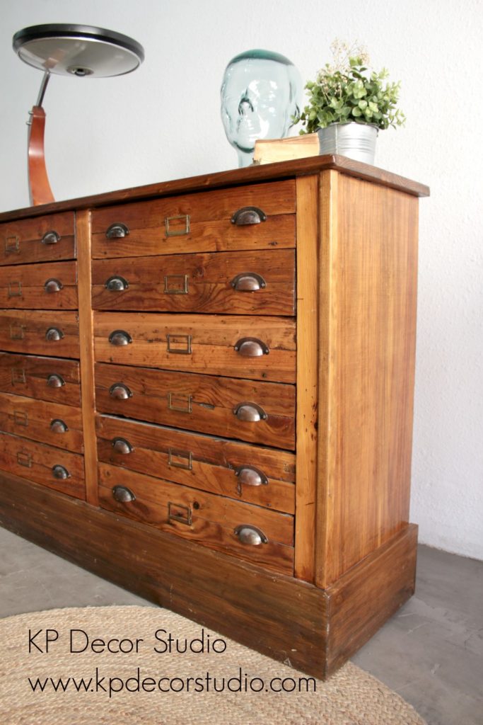 cajonera antigua vintage con muchos cajones. Muebles de imprenta