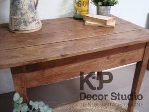 Tienda-muebles-vintage-madera-pino-mesas-auxiliares-tocineras