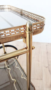 Camarera metálica antigua dorada.