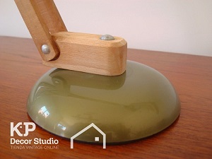 Lampara de mesa vintage. bonita, diferente, estilo nórdico, campana de color verde.